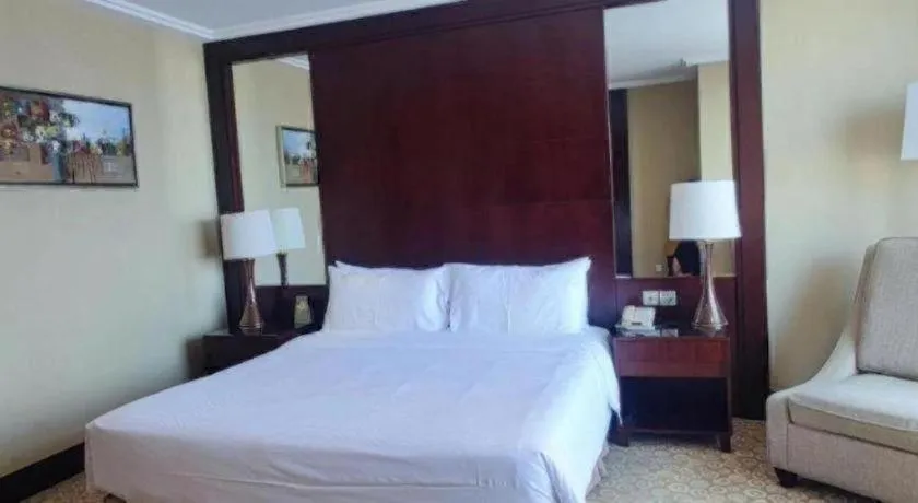 Bed in Golden Eagle Summit Hotel Downtown