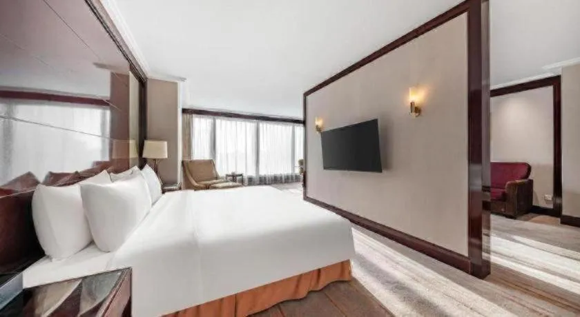 Bed in Golden Eagle Summit Hotel Downtown