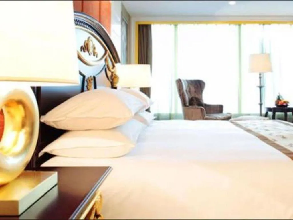 Bed in Golden Eagle Summit Hotel Downtown