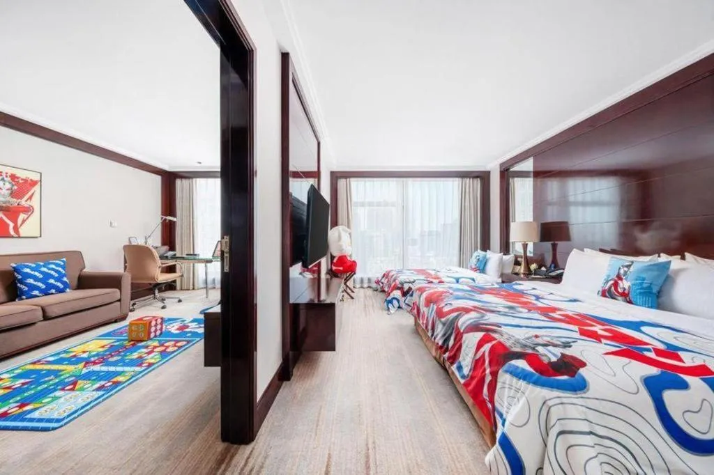 Bed in Golden Eagle Summit Hotel Downtown