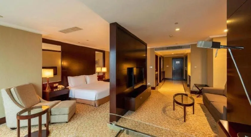 Bed in Golden Eagle Summit Hotel Downtown