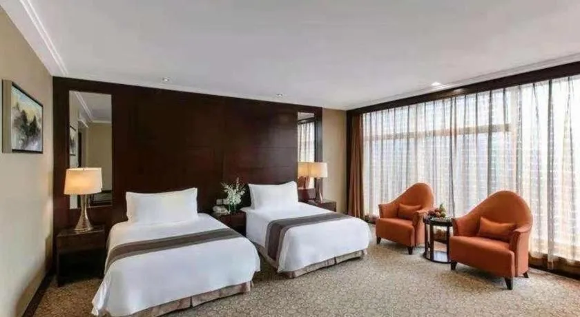 Bed in Golden Eagle Summit Hotel Downtown