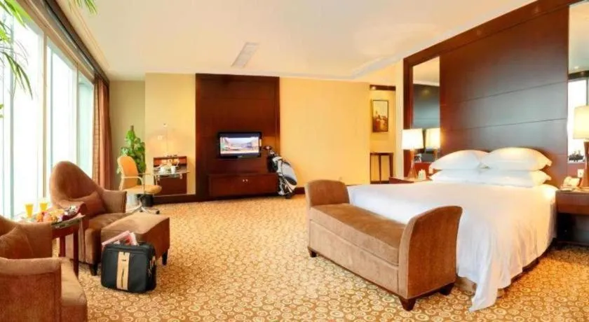 Bed in Golden Eagle Summit Hotel Downtown