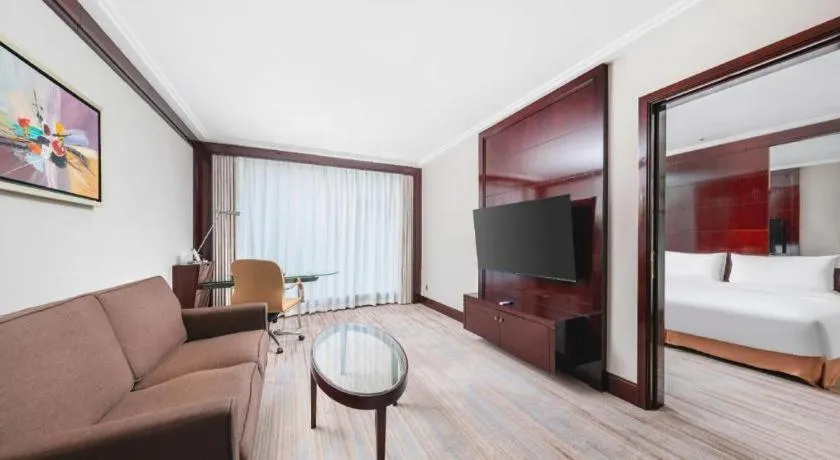 Bed in Golden Eagle Summit Hotel Downtown