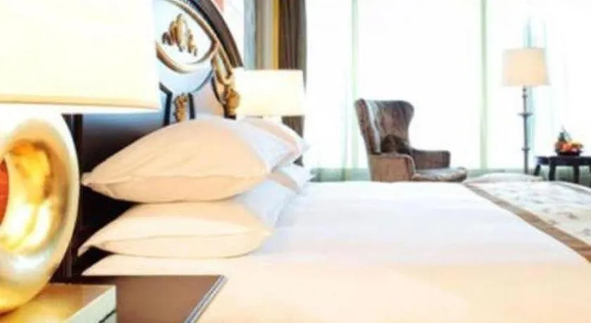 Bed in Golden Eagle Summit Hotel Downtown