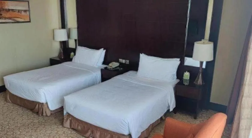 Bed in Golden Eagle Summit Hotel Downtown