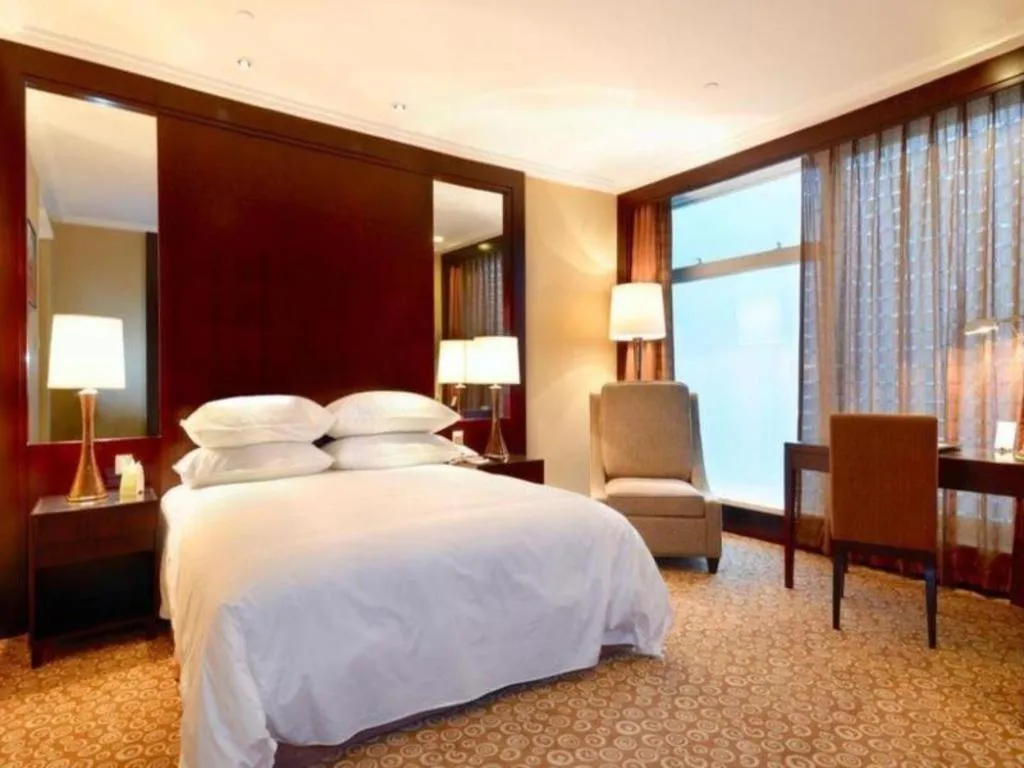 Bed in Golden Eagle Summit Hotel Downtown