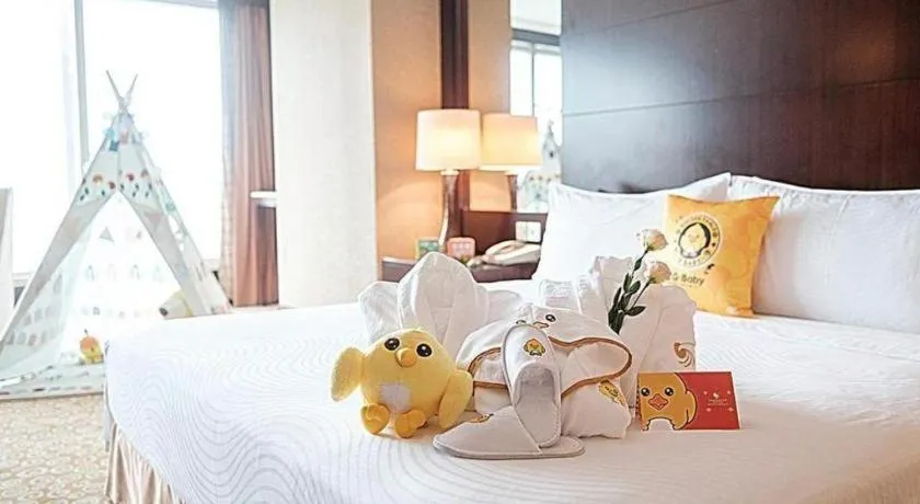 Bed in Golden Eagle Summit Hotel Downtown