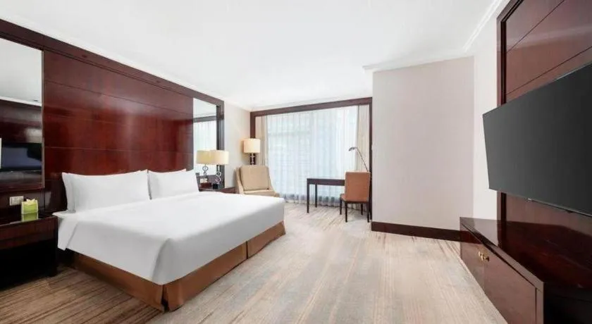 Bed in Golden Eagle Summit Hotel Downtown