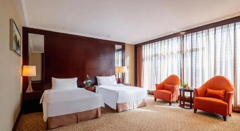 Bed in Golden Eagle Summit Hotel Downtown