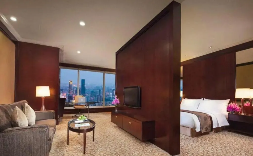 Bed in Golden Eagle Summit Hotel Downtown