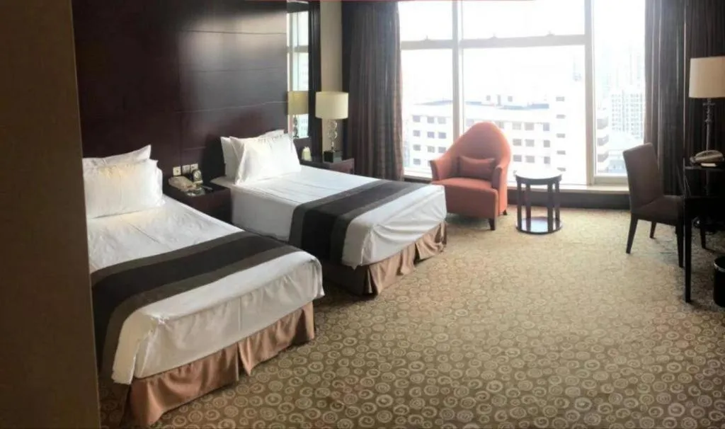 Bed in Golden Eagle Summit Hotel Downtown