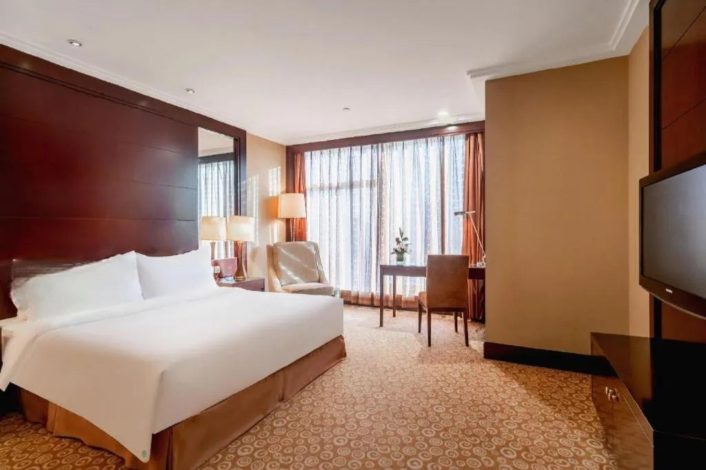 Bed in Golden Eagle Summit Hotel Downtown