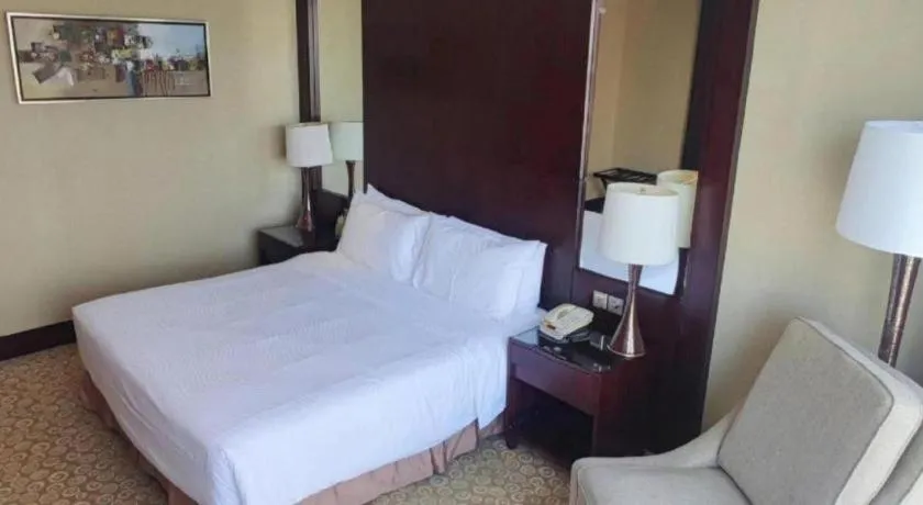 Bed in Golden Eagle Summit Hotel Downtown