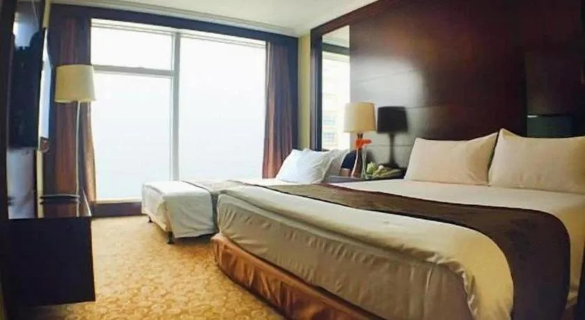 Bed in Golden Eagle Summit Hotel Downtown