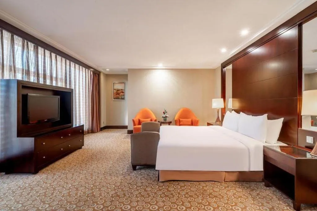 Bed in Golden Eagle Summit Hotel Downtown