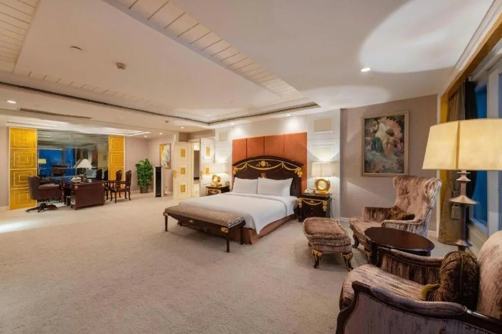 Bed in Golden Eagle Summit Hotel Downtown