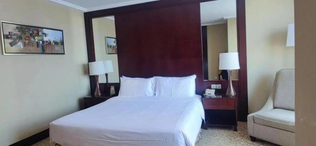 Bed in Golden Eagle Summit Hotel Downtown