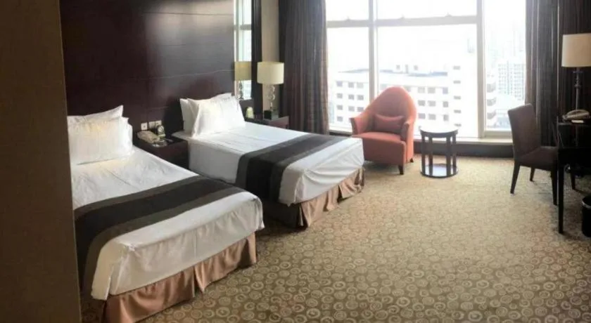 Bed in Golden Eagle Summit Hotel Downtown