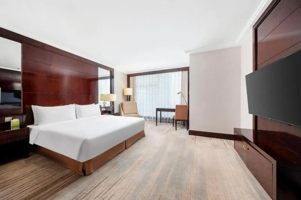 Bed in Golden Eagle Summit Hotel Downtown