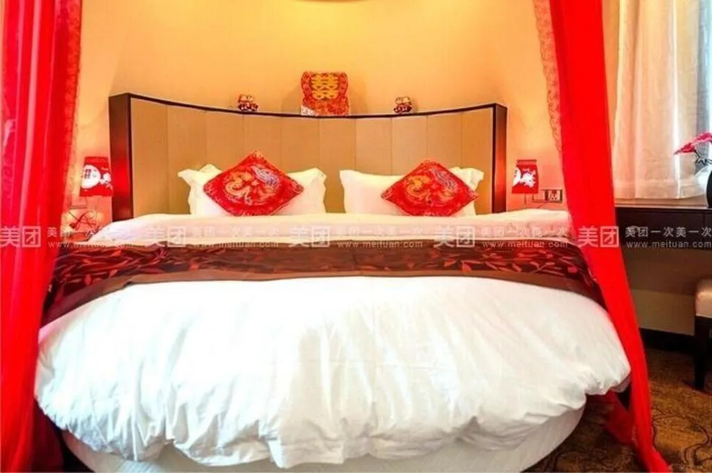 Bed in Sun Island Holiday Hotel