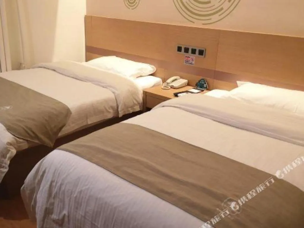 Bed in GreenTree Inn Beijing Dongcheng District Wangfujin South Luogu Lane Houhai Express Hotel