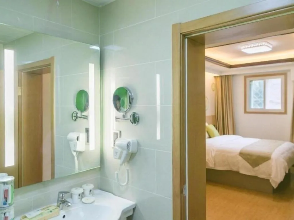 Bed in GreenTree Inn Beijing Dongcheng District Wangfujin South Luogu Lane Houhai Express Hotel