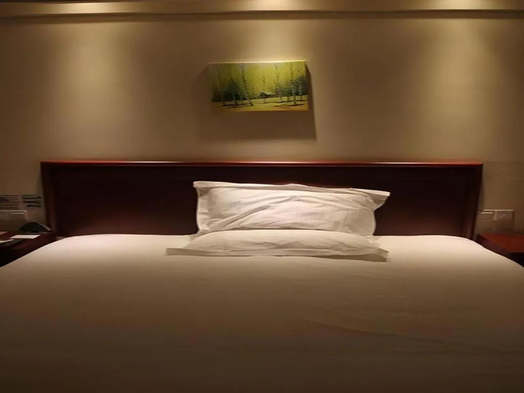 Bed in GreenTree Inn Beijing Dongcheng District Wangfujin South Luogu Lane Houhai Express Hotel