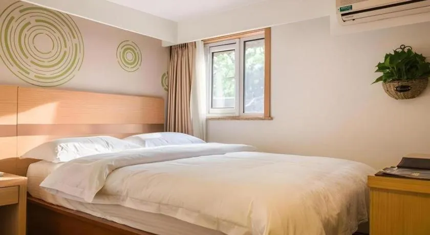Bed in GreenTree Inn Beijing Dongcheng District Wangfujin South Luogu Lane Houhai Express Hotel
