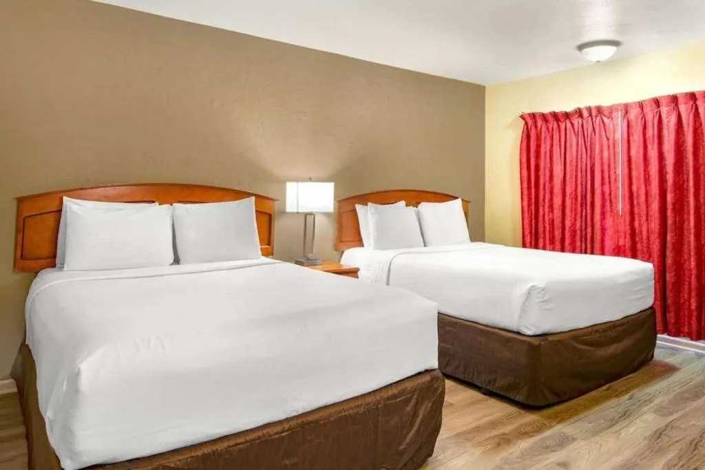 Bed in Econo Lodge Inn & Suites Durango