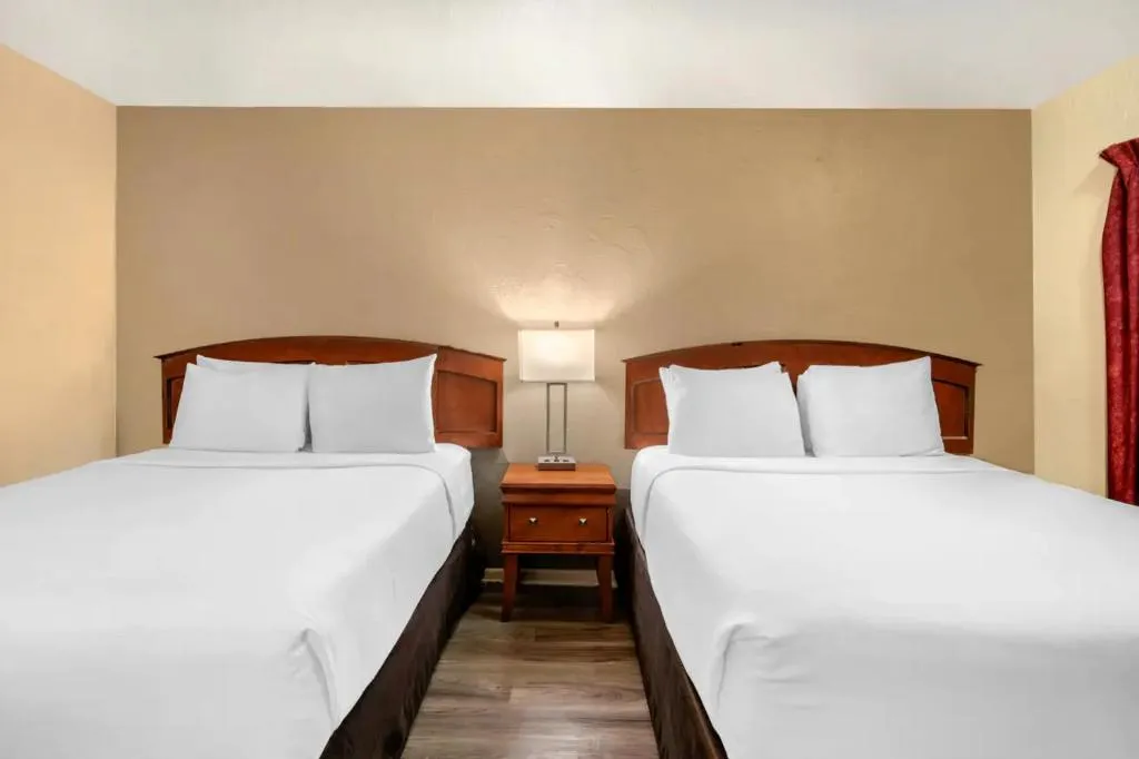 Bed in Econo Lodge Inn & Suites Durango