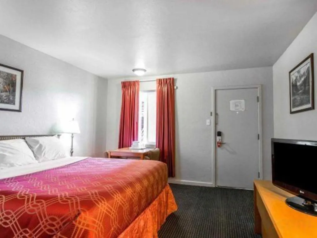 Bed in Econo Lodge Inn & Suites Durango
