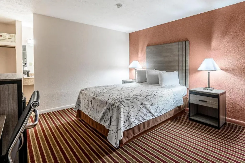 Bed in Americas Best Value Inn Heflin