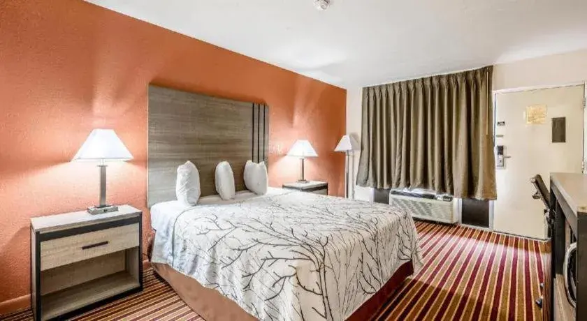 Bed in Americas Best Value Inn Heflin Bed in Americas Best Value Inn Heflin