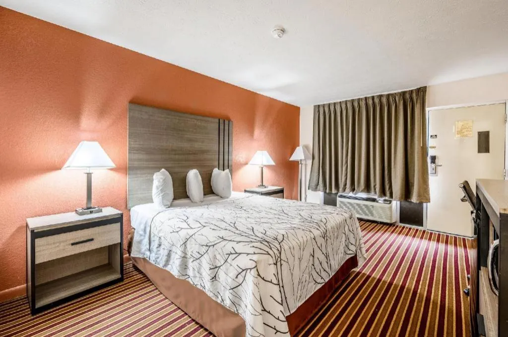 Bed in Americas Best Value Inn Heflin