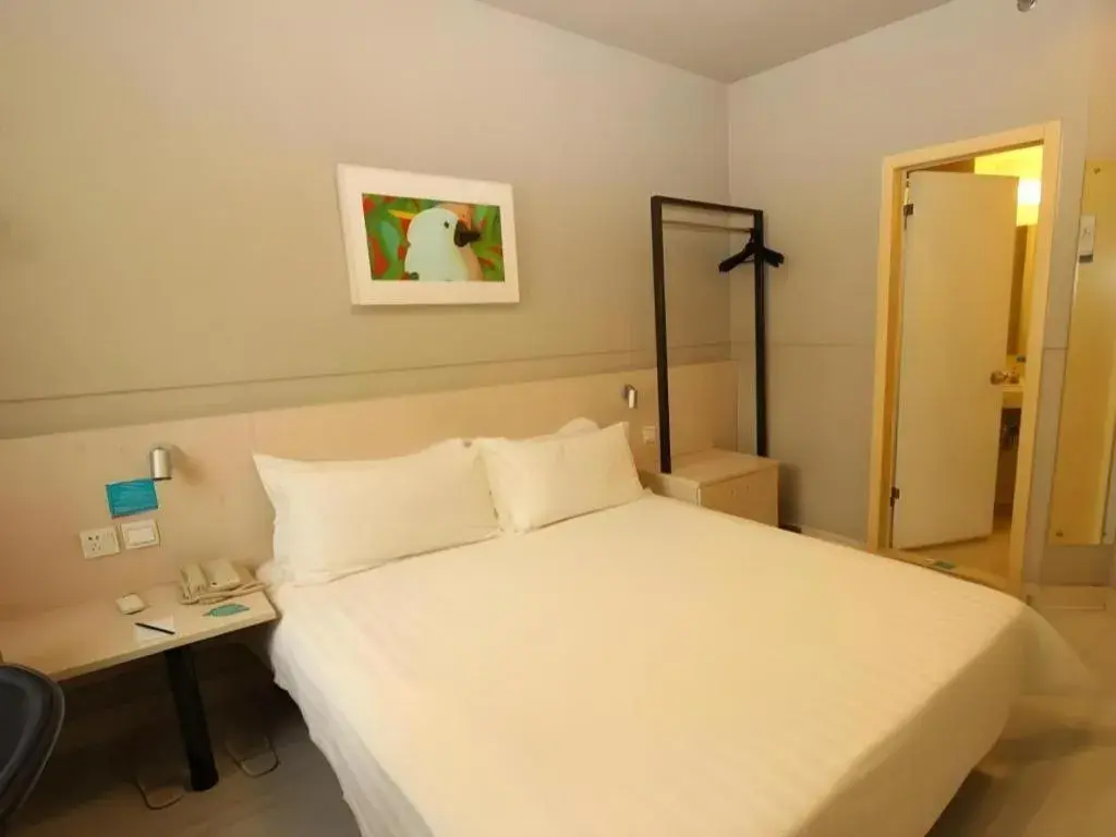 Bed in Jinjiang Inn (Hankou Railway Station) Bed in Jinjiang Inn (Hankou Railway Station)