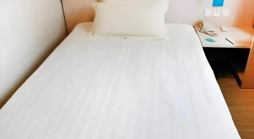 Bed in Jinjiang Inn (Hankou Railway Station) Bed in Jinjiang Inn (Hankou Railway Station)