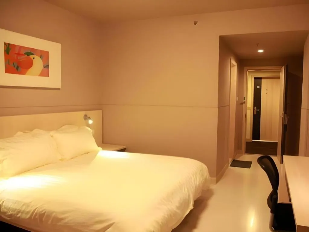 Bed in Jinjiang Inn (Hankou Railway Station)