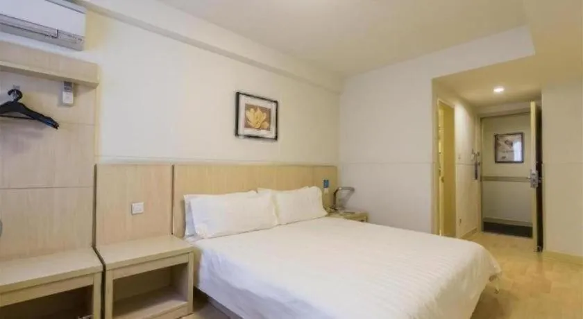 Bed in Jinjiang Inn (Hankou Railway Station)