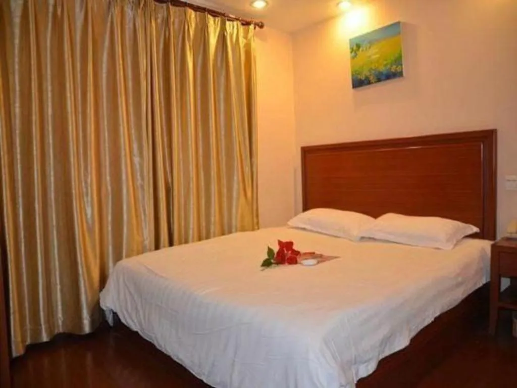 Bed in GreenTree Inn Shanghai Xupu Bridge Hotel
