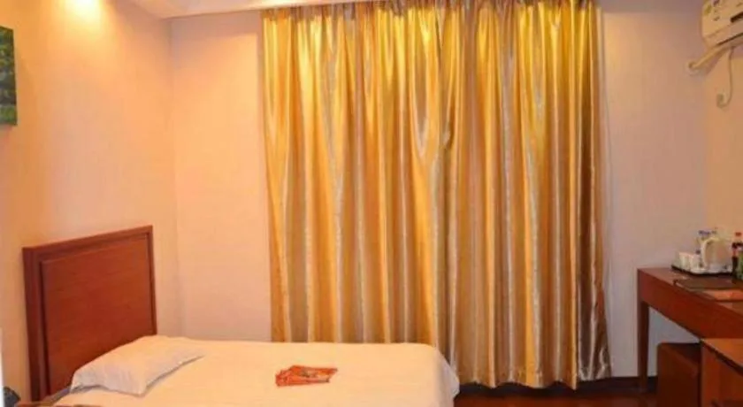 Bed in GreenTree Inn Shanghai Xupu Bridge Hotel