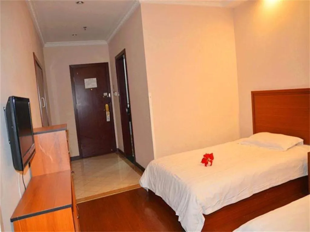 Bed in GreenTree Inn Shanghai Xupu Bridge Hotel