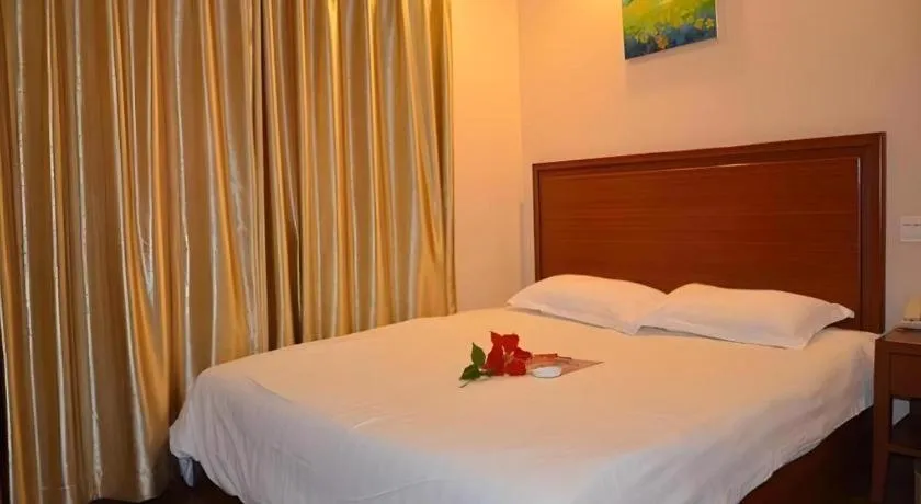 Bed in GreenTree Inn Shanghai Xupu Bridge Hotel