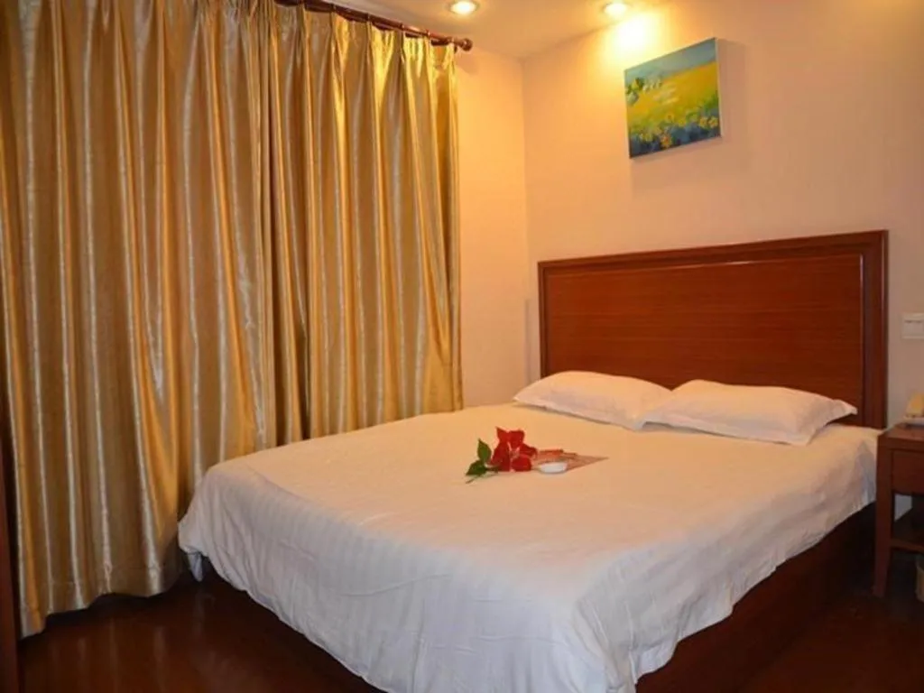 Bed in GreenTree Inn Shanghai Xupu Bridge Hotel
