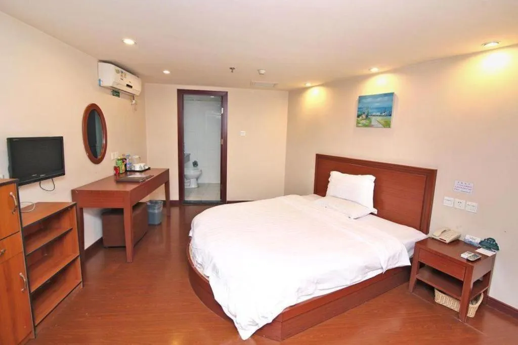 Bed in GreenTree Inn Shanghai Xupu Bridge Hotel