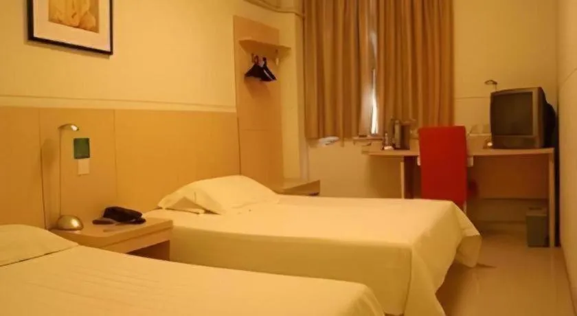 Bed in Jinjiang Inn Qingdao Wuxi Square Nanjing Road Metro Station