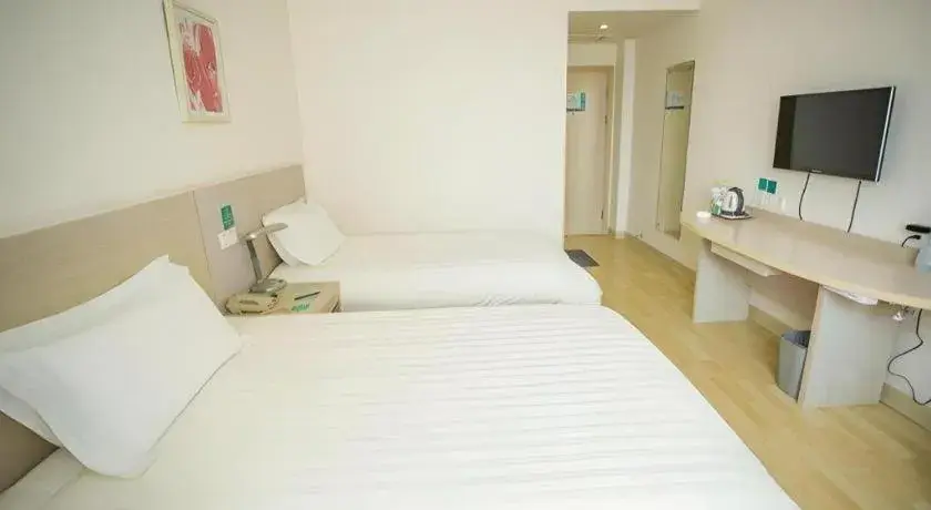 Bed in Jinjiang Inn Qingdao Wuxi Square Nanjing Road Metro Station Bed in Jinjiang Inn Qingdao Wuxi Square Nanjing Road Metro Station