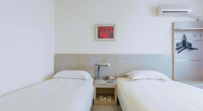 Bed in Jinjiang Inn Qingdao Wuxi Square Nanjing Road Metro Station