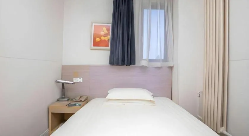 Bed in Jinjiang Inn Qingdao Wuxi Square Nanjing Road Metro Station