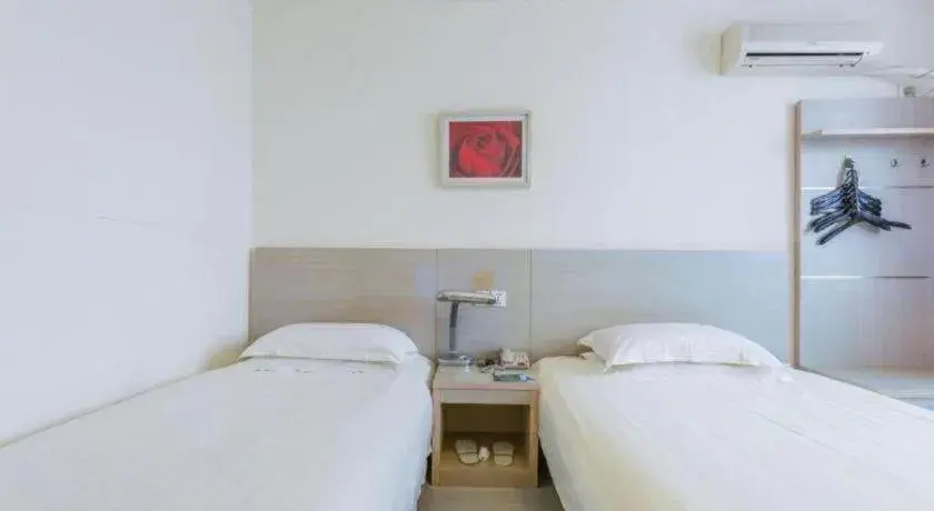 Bed in Jinjiang Inn Qingdao Wuxi Square Nanjing Road Metro Station Bed in Jinjiang Inn Qingdao Wuxi Square Nanjing Road Metro Station